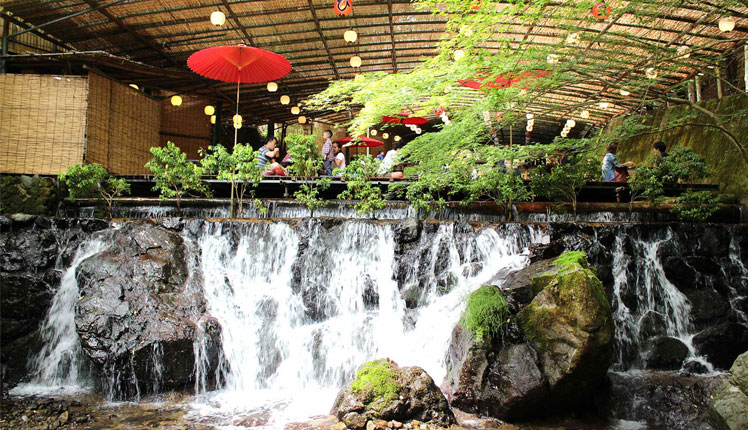 Waterfall-Dining-in-Kibune-Kyoto-Japan1