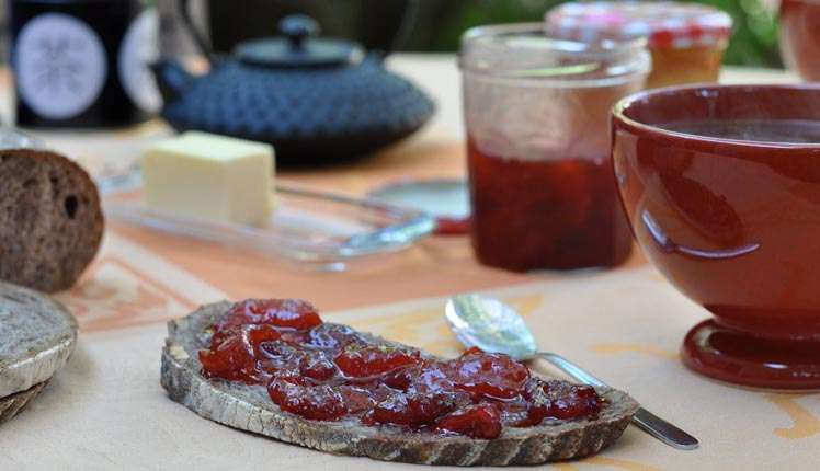 There is a wide option of jam in French