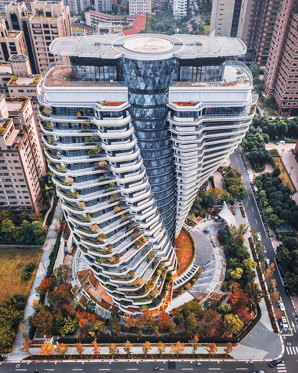 The Twisted Carbon-Eating Skyscraper: A Star Of Sustainable Architecture